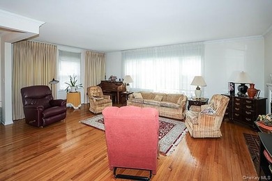 Location to all! Walk to shopping, dining, schools, LIRR - photo 7