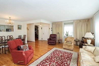 Location to all! Walk to shopping, dining, schools, LIRR - photo 8