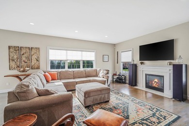 Stunning 4-Bedroom Colonial in Grand Manor Estates, East - photo 7