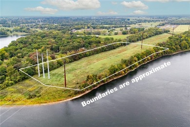 Gently sloping and beautifully positioned along the lake, this - photo 14