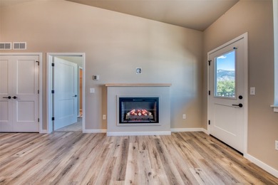 Experience the ease of condominium living in the Bitterroot - photo 1