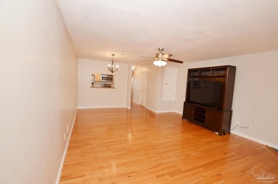 Welcome to this attractive town home in sunny Pensacola! This - photo 8