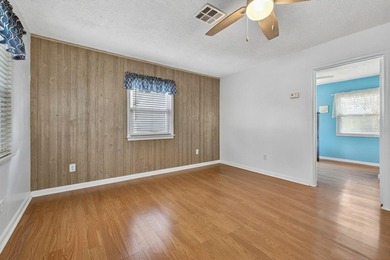 Investor special or perfect starter home! This 2 bedroom, 1 - photo 4