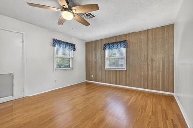 Investor special or perfect starter home! This 2 bedroom, 1 - photo 5