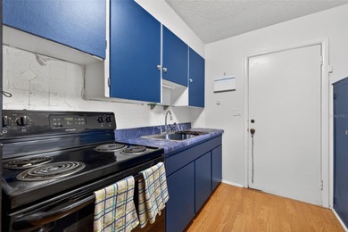 Investor special or perfect starter home! This 2 bedroom, 1 - photo 6