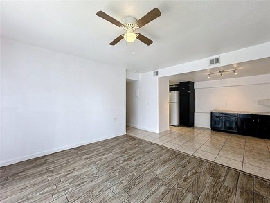 Prime condo Investment property with low HOA and great location - photo 20