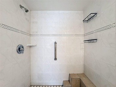 Prime condo Investment property with low HOA and great location - photo 33