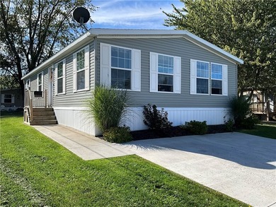 MAINTENANCE FREE MANUFACTURED HOME IN MOVE IN CONDITION! 1,296 - photo 1