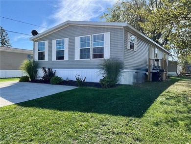 MAINTENANCE FREE MANUFACTURED HOME IN MOVE IN CONDITION! 1,296 - photo 2
