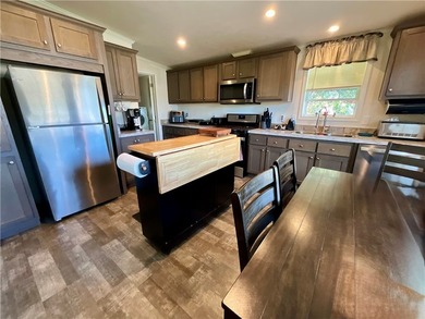 MAINTENANCE FREE MANUFACTURED HOME IN MOVE IN CONDITION! 1,296 - photo 4