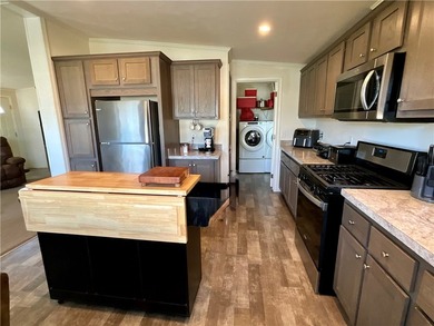 MAINTENANCE FREE MANUFACTURED HOME IN MOVE IN CONDITION! 1,296 - photo 5