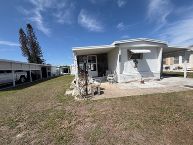 Welcome to your peaceful lakefront retreat in the highly - photo 1