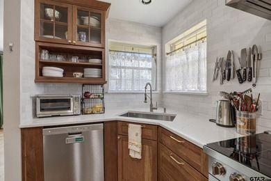 Welcome to Whitehouse living at its finest! This beautifully - photo 11