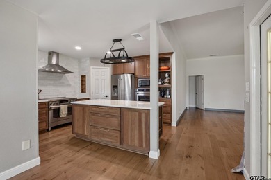 Welcome to Whitehouse living at its finest! This beautifully - photo 12