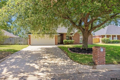Welcome to Whitehouse living at its finest! This beautifully - photo 32