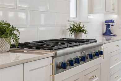 PARADE of HOMES-OAKLAND PARK! Experience refined Florida living - photo 32