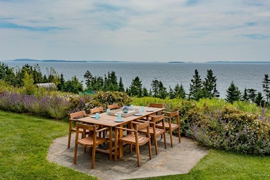 East Bay is a lovely coastal estate, an ideal summer retreat and - photo 15
