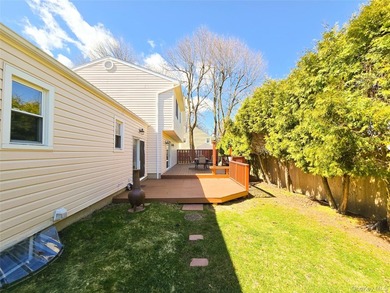 This Home Feature Very Bright 4 Bedrooms,2 Full Bath. Ceramic - photo 4
