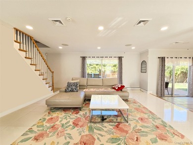 This Home Feature Very Bright 4 Bedrooms,2 Full Bath. Ceramic - photo 7