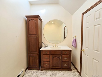 This Home Feature Very Bright 4 Bedrooms,2 Full Bath. Ceramic - photo 10