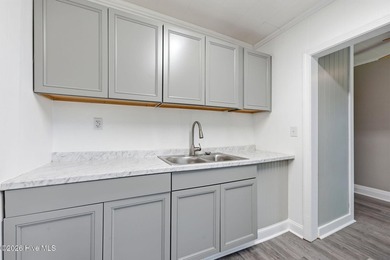 Updated two-bedroom one-bathroom home within minutes of medical - photo 4