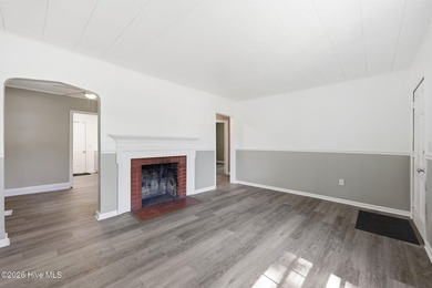 Updated two-bedroom one-bathroom home within minutes of medical - photo 5