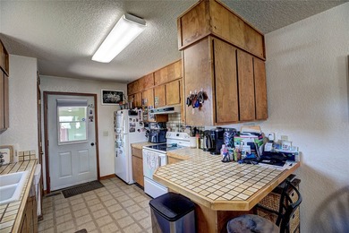 This very well kept home located in wonderful well kept - photo 3