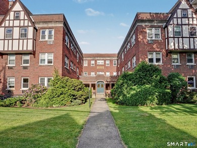 Charming and updated 1-bedroom corner condo in sought-after Glen - photo 1