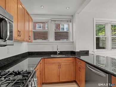 Charming and updated 1-bedroom corner condo in sought-after Glen - photo 3