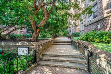 Commuters Dream!! Step into this spacious sun-drenched 1-bedroom - photo 2