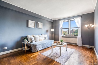 Commuters Dream!! Step into this spacious sun-drenched 1-bedroom - photo 4