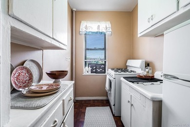Commuters Dream!! Step into this spacious sun-drenched 1-bedroom - photo 9
