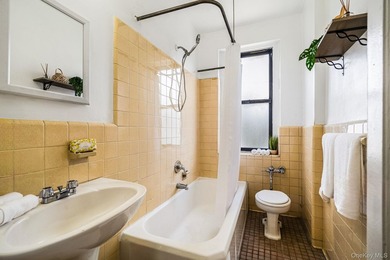 Commuters Dream!! Step into this spacious sun-drenched 1-bedroom - photo 10