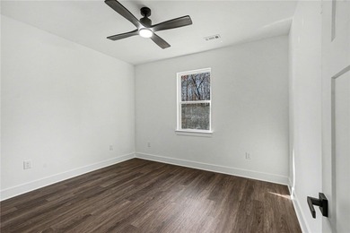 3-bedroom, 2-bath contemporary cottage offers a unique - photo 19