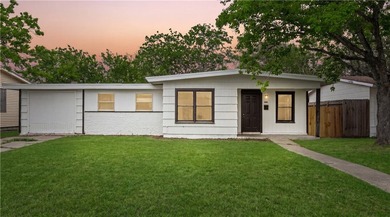 Welcome to 1506 Crosby in the growing city of Portland, TX! This - photo 1
