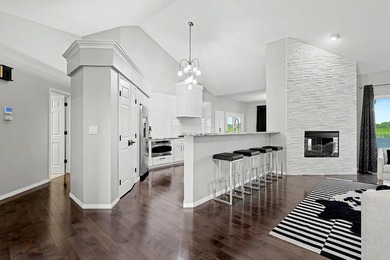 Beautiful modern customized home on the lake side of The - photo 6
