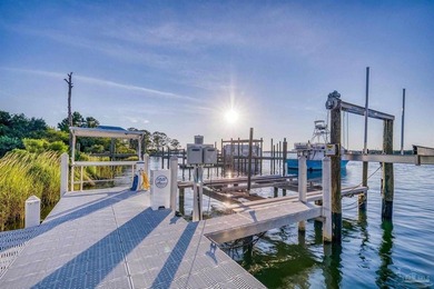 WATERFRONT PERFECTION - ONE OF A KIND! This exceptional 3 bed, 3 - photo 16