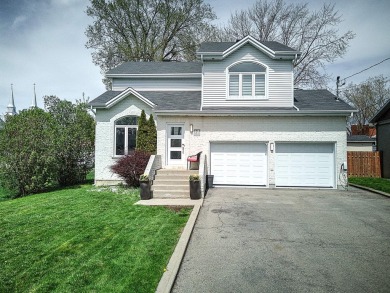 Lake Home For Sale in Montréal (L'Île-Bizard/Sainte-Geneviève),