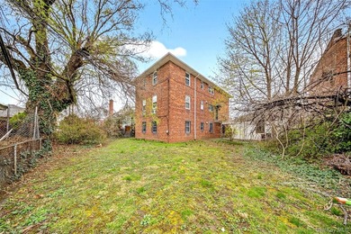 LOCATION ! LOCATION ! ALL BRICK DEATCHED 3 FAMILY ON 60X100 - photo 11