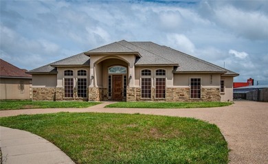 Beautiful stucco and stone home nestled in a quiet cul-de-sac - photo 3