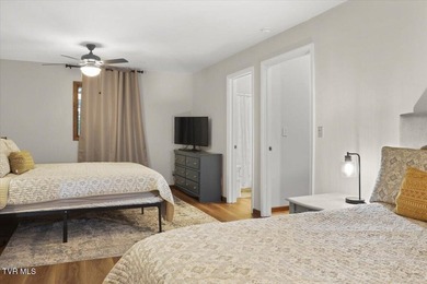 Welcome to lakefront living at its finest! This beautifully - photo 24