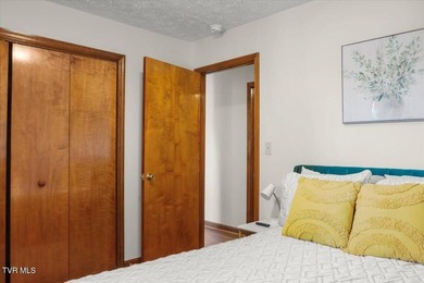Welcome to lakefront living at its finest! This beautifully - photo 33