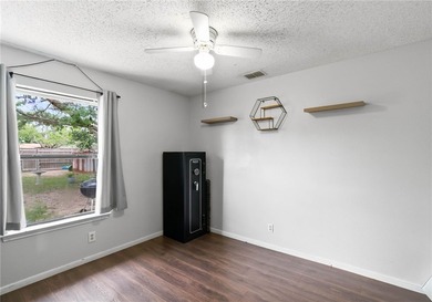 BACK ON MARKET, no fault of seller! Spacious 4-bedroom, 2-bath - photo 8