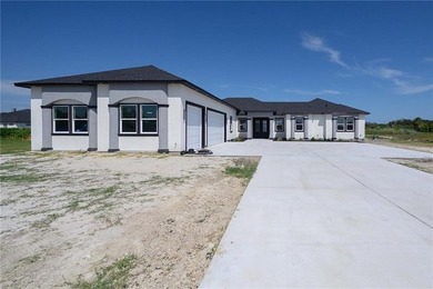 New custom home on a quiet cul-de-sac across from Copano Bay! - photo 3