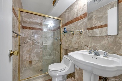 Fabulous 3 Bed, 3 Bath Raised Ranch In Great Neck Estates! A - photo 17