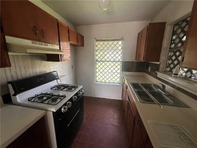Three bedroom two bath home in Village On The Green subdivision - photo 2