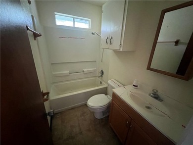 Three bedroom two bath home in Village On The Green subdivision - photo 5