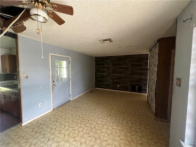 Three bedroom two bath home in Village On The Green subdivision - photo 6