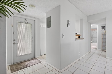 Beautiful FIRST floor unit, soothing colors, bright and airy! - photo 11