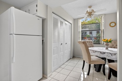 Beautiful FIRST floor unit, soothing colors, bright and airy! - photo 14